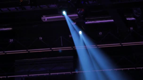 Toneel Spots Enorme Studio Verlichting Van Het Plafond — Stockvideo