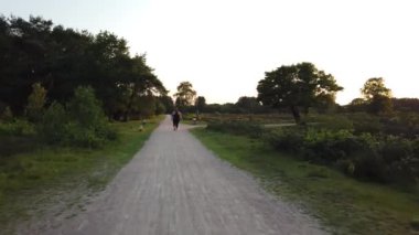 Şişman kadın daha sağlıklı vücut için doğada koşmaya çalışıyor.