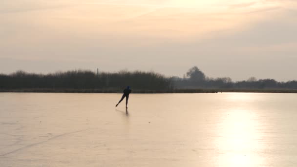 ภาพท สวยงามของคนท สเก ตบนทะเลสาบน าแข งตอนพระอาท — วีดีโอสต็อก