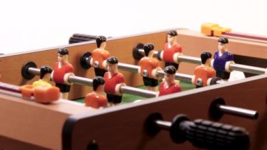 Oyuncak masa futbolunun yakın çekim görüntüleri.