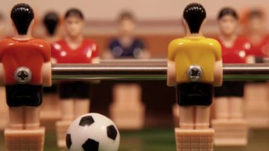 Oyuncak masa futbolunun yakın çekim görüntüleri.