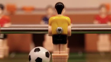 Oyuncak masa futbolunun yakın çekim görüntüleri.