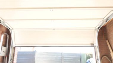 Elektrikli garaj kapısını kaldırırken çekilen yakın çekim görüntüleri.