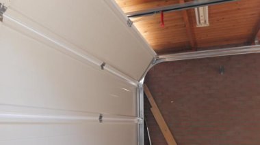 Elektrikli garaj kapısını kaldırırken çekilen yakın çekim görüntüleri.