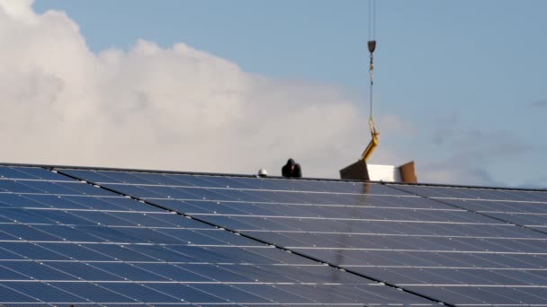 Trabalhadores Instalando Painel Solar Telhado Muito Grande Filmado — Vídeo de Stock