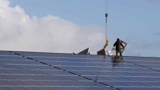 Lavoratori Che Installano Pannelli Solari Tetto Molto Grande Girato — Video Stock