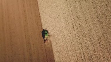 Traktör, Flevopolder Holland 'da, Aerial' da toprağı tozla kaplıyor.