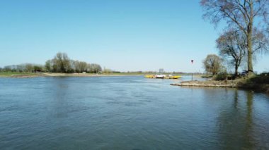 Baharda güzel bir göl manzarası.