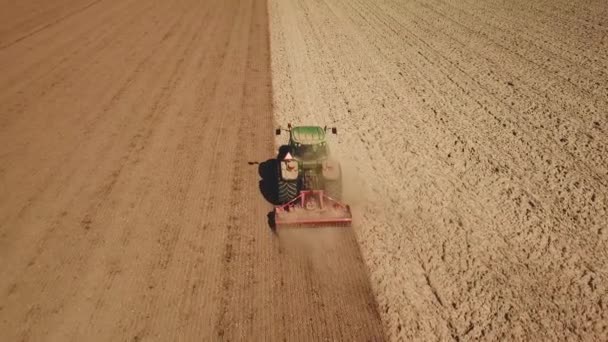 Трактор Пашет Землю Большим Количеством Пыли Flevopolder Голландии Воздушный — стоковое видео