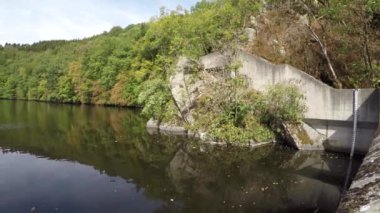 Güzel dağ nehrinin manzaralı görüntüleri