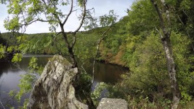 Güzel dağ nehrinin manzaralı görüntüleri
