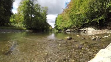 Güzel dağ nehrinin manzaralı görüntüleri