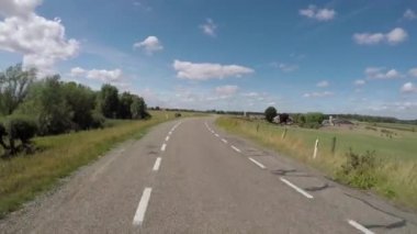 POV Hollanda 'da Ren nehri yakınlarındaki polder hendeğinde Amerongen ve Wijk bij Duurstede arasında gidiyor.