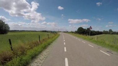 POV Hollanda 'da Ren nehri yakınlarındaki polder hendeğinde Amerongen ve Wijk bij Duurstede arasında gidiyor.
