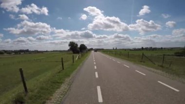 POV Hollanda 'da Ren nehri yakınlarındaki polder hendeğinde Amerongen ve Wijk bij Duurstede arasında gidiyor.