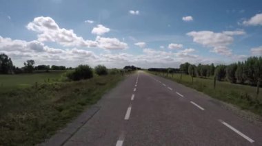 POV Hollanda 'da Ren nehri yakınlarındaki polder hendeğinde Amerongen ve Wijk bij Duurstede arasında gidiyor.