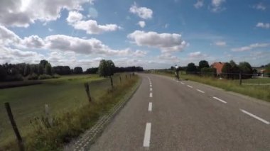 POV Hollanda 'da Ren nehri yakınlarındaki polder hendeğinde Amerongen ve Wijk bij Duurstede arasında gidiyor.