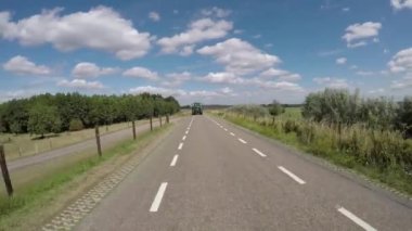 POV Hollanda 'da Ren nehri yakınlarındaki polder hendeğinde Amerongen ve Wijk bij Duurstede arasında gidiyor.