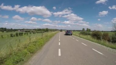 POV Hollanda 'da Ren nehri yakınlarındaki polder hendeğinde Amerongen ve Wijk bij Duurstede arasında gidiyor.