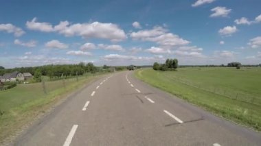 POV Hollanda 'da Ren nehri yakınlarındaki polder hendeğinde Amerongen ve Wijk bij Duurstede arasında gidiyor.