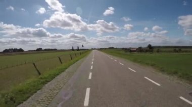 POV Hollanda 'da Ren nehri yakınlarındaki polder hendeğinde Amerongen ve Wijk bij Duurstede arasında gidiyor.