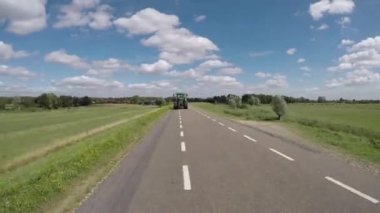POV Hollanda 'da Ren nehri yakınlarındaki polder hendeğinde Amerongen ve Wijk bij Duurstede arasında gidiyor.
