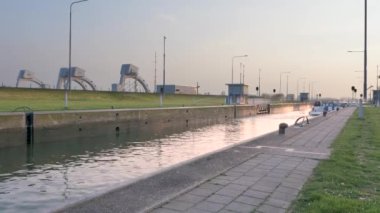 Hollanda 'daki Ren nehrine giden hava sahaları kilitleniyor.