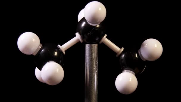Formula Chimica Una Molecola Che Ruota Isolata Fondo Nero Girato — Video Stock