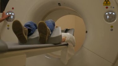 Manyetik rezonans görüntüleme (MRI) makinesindeki kişinin yakın çekim görüntüleri