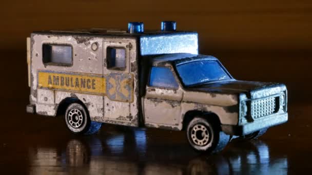 Ambulans Mainan Dengan Lampu Biru Berkedip — Stok Video