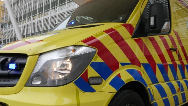 Close Opname Van Ambulance Auto Nederland — Stockvideo