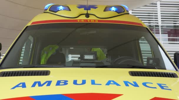 Närbild Bild Ambulans Bil Nederländerna — Stockvideo