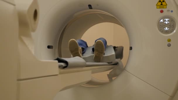 Manyetik Rezonans Görüntüleme Mri Makinesindeki Kişinin Yakın Çekim Görüntüleri — Stok video