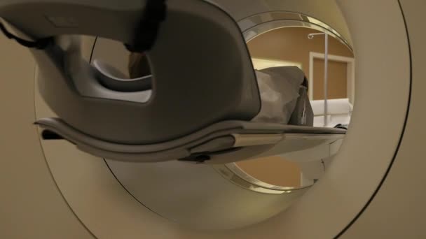 Manyetik Rezonans Görüntüleme Mri Makinesindeki Kişinin Yakın Çekim Görüntüleri — Stok video