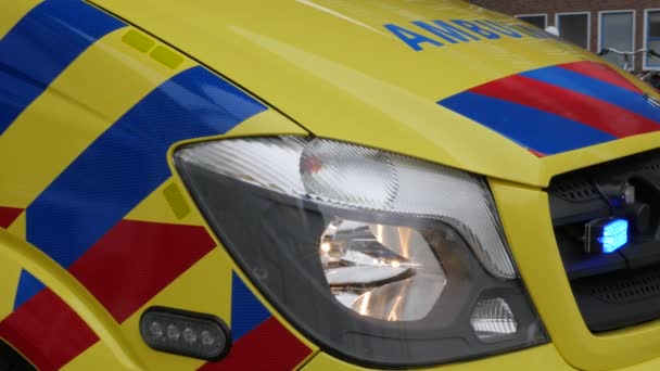 Close Opname Van Ambulance Auto Nederland — Stockvideo