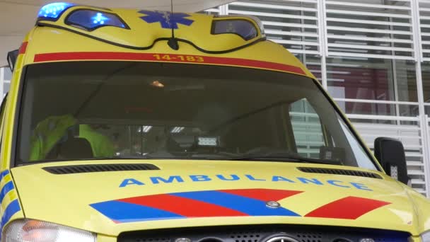 Close Shot Mobil Ambulans Netherlands — Stok Video