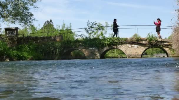 ภาพท สวยงามของผ คนท ายเซลฟ บนสะพานเหน อแม — วีดีโอสต็อก