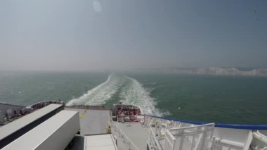 Dover Cliffs, teknenin arkasında martılar uçarken feribottan çekildi.
