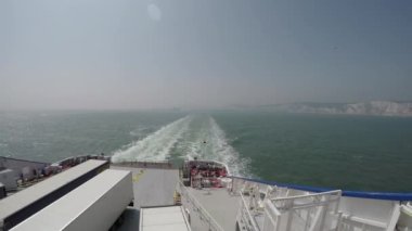 Dover Cliffs, teknenin arkasında martılar uçarken feribottan çekildi.