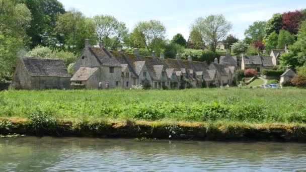 Bibury Uma Vila Paróquia Civil Gloucestershire Inglaterra Situa Ambas Margens — Vídeo de Stock