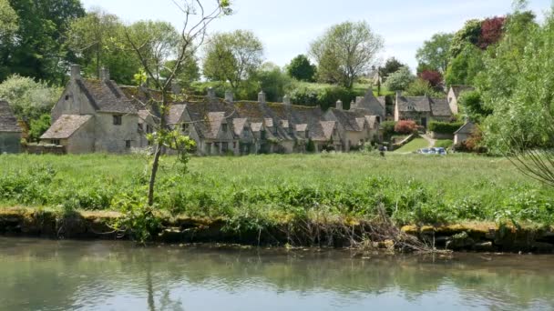 Bibury Kylä Seurakunta Gloucestershiressä Englannissa Molemmilla Joen Coln Joka Nousee — kuvapankkivideo