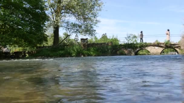 Azjatyckie Młode Samice Robiące Sobie Nawzajem Zdjęcia Moście Nad Rzeką — Wideo stockowe