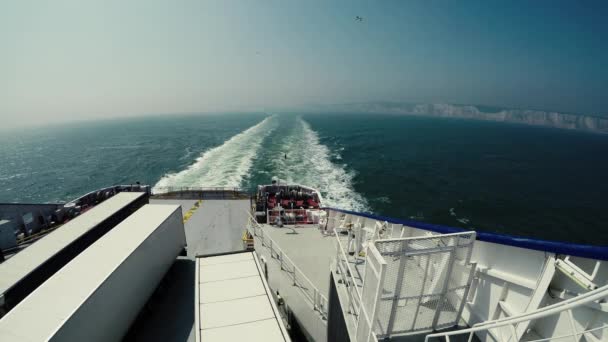 Dover Cliffs Filmado Partir Ferry Com Gaivotas Voando Atrás Barco — Vídeo de Stock