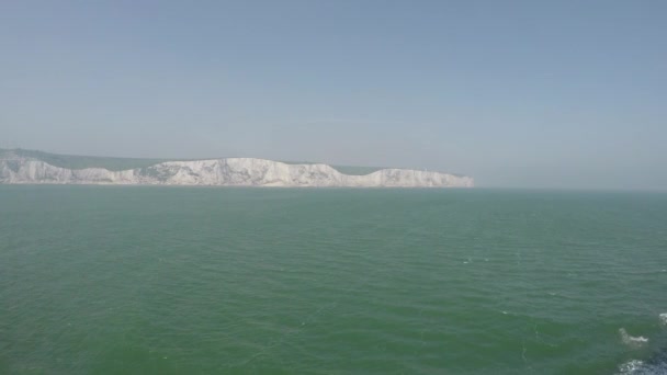 Dover Cliffs Filmé Depuis Ferry Avec Des Goélands Volant Derrière — Video