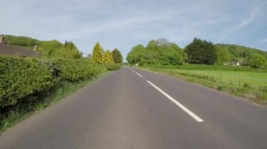POV, İngiltere 'deki Exmoor Ulusal Parkı Somerset yollarından geçiyor. Arabanın önüne kamera yerleştirildi.