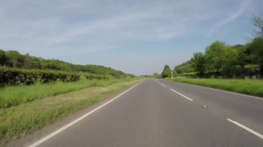 POV, İngiltere 'deki Exmoor Ulusal Parkı Somerset yollarından geçiyor. Arabanın önüne kamera yerleştirildi.