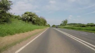 POV, İngiltere 'deki Exmoor Ulusal Parkı Somerset yollarından geçiyor. Arabanın önüne kamera yerleştirildi.