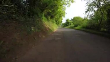 POV, İngiltere 'deki Exmoor Ulusal Parkı Somerset yollarından geçiyor. Arabanın önüne kamera yerleştirildi.