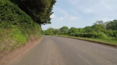 POV, İngiltere 'deki Exmoor Ulusal Parkı Somerset yollarından geçiyor. Arabanın önüne kamera yerleştirildi.