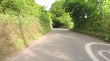 POV, İngiltere 'deki Exmoor Ulusal Parkı Somerset yollarından geçiyor. Arabanın önüne kamera yerleştirildi.
